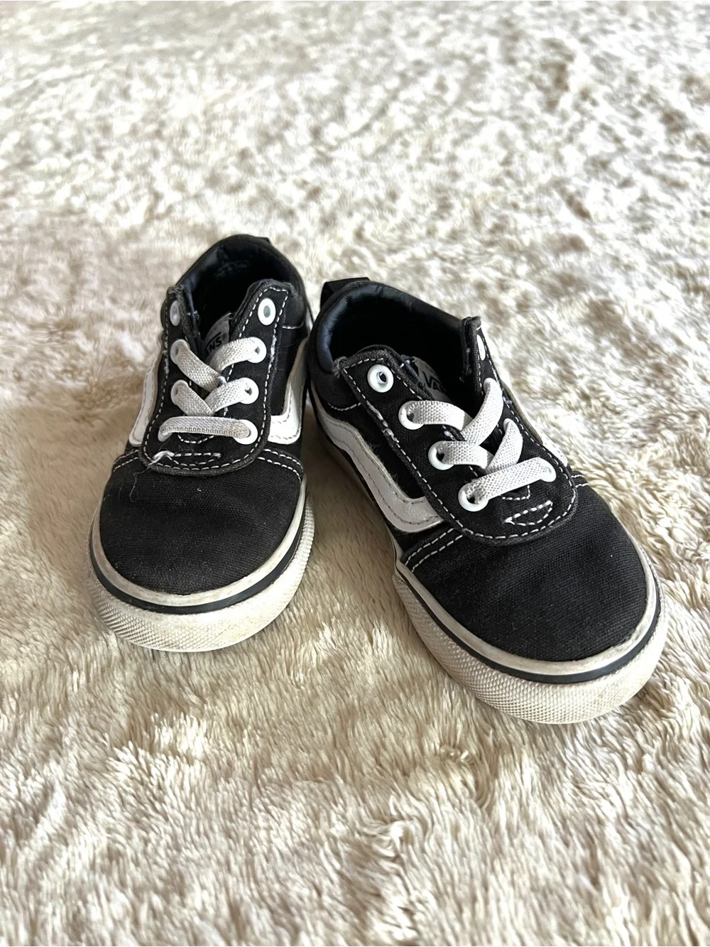 VANS Toddler's Black & White Casual Sneakers Size 6.0
